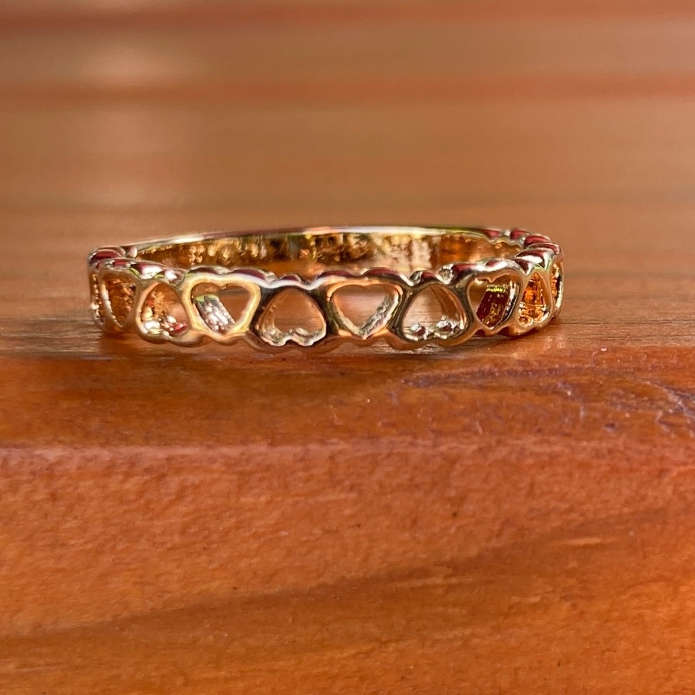Goldtone Ring Repeating Alternating Hearts Size 6.5